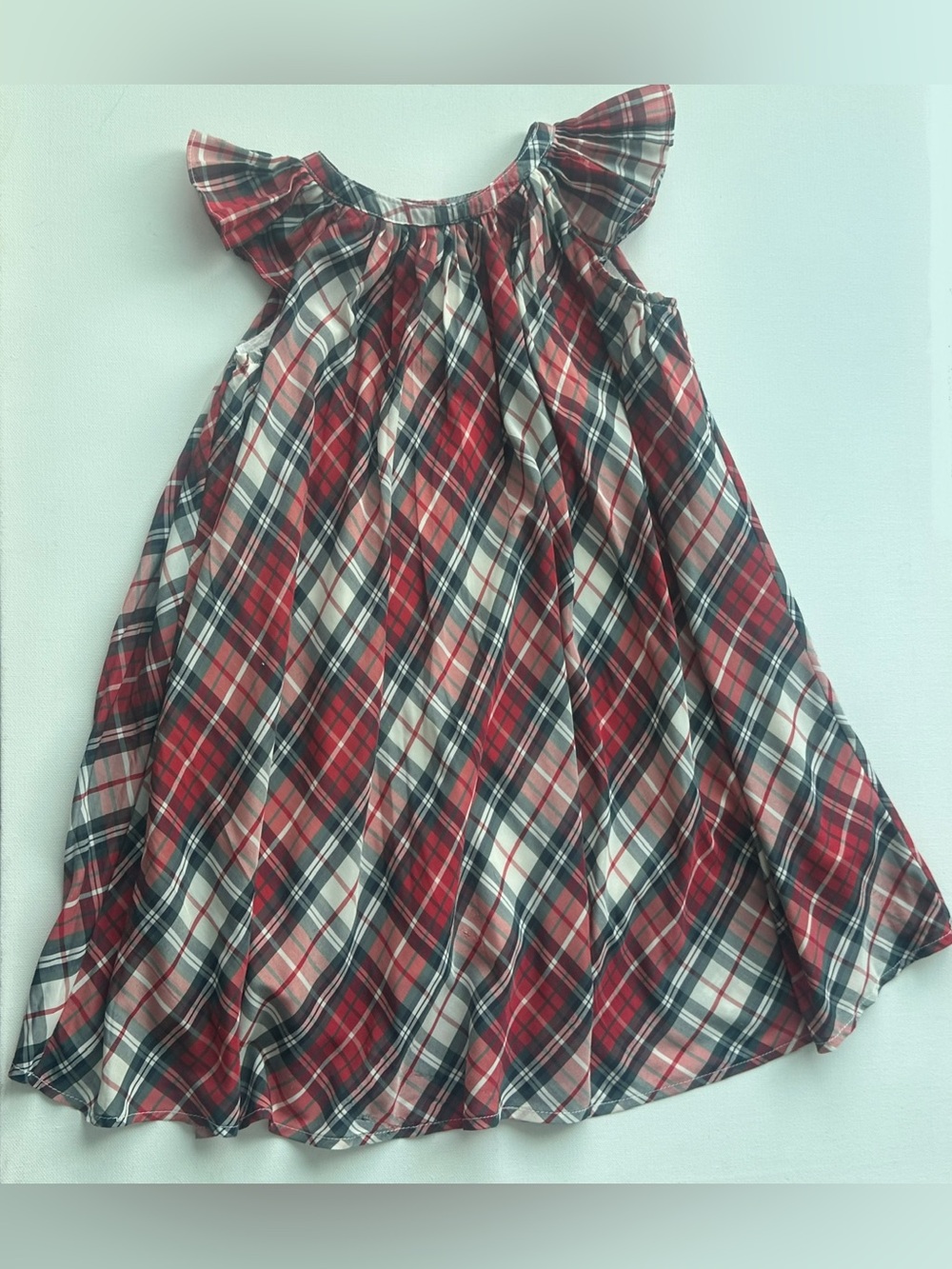 Gap girl’s red plaid pleated flutter dress features classic holiday.  Size 4T.
